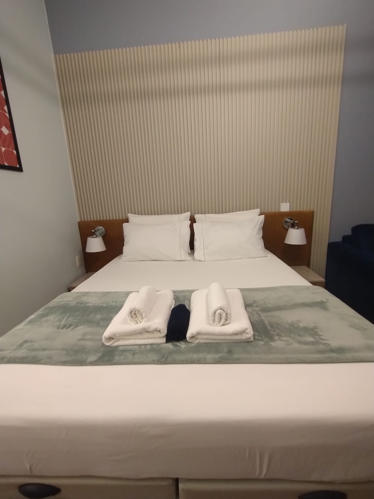 Limpeza de Airbnb: quarto arrumado com toalhas dobradas