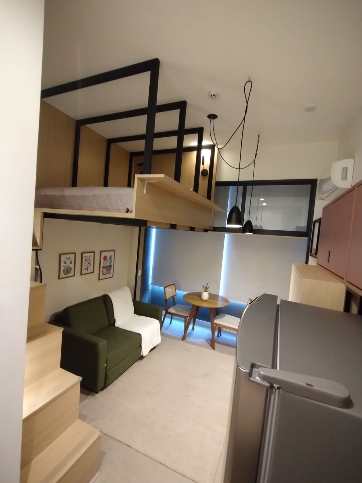 Limpeza de Airbnb: estúdio com mezanino limpo e organizado