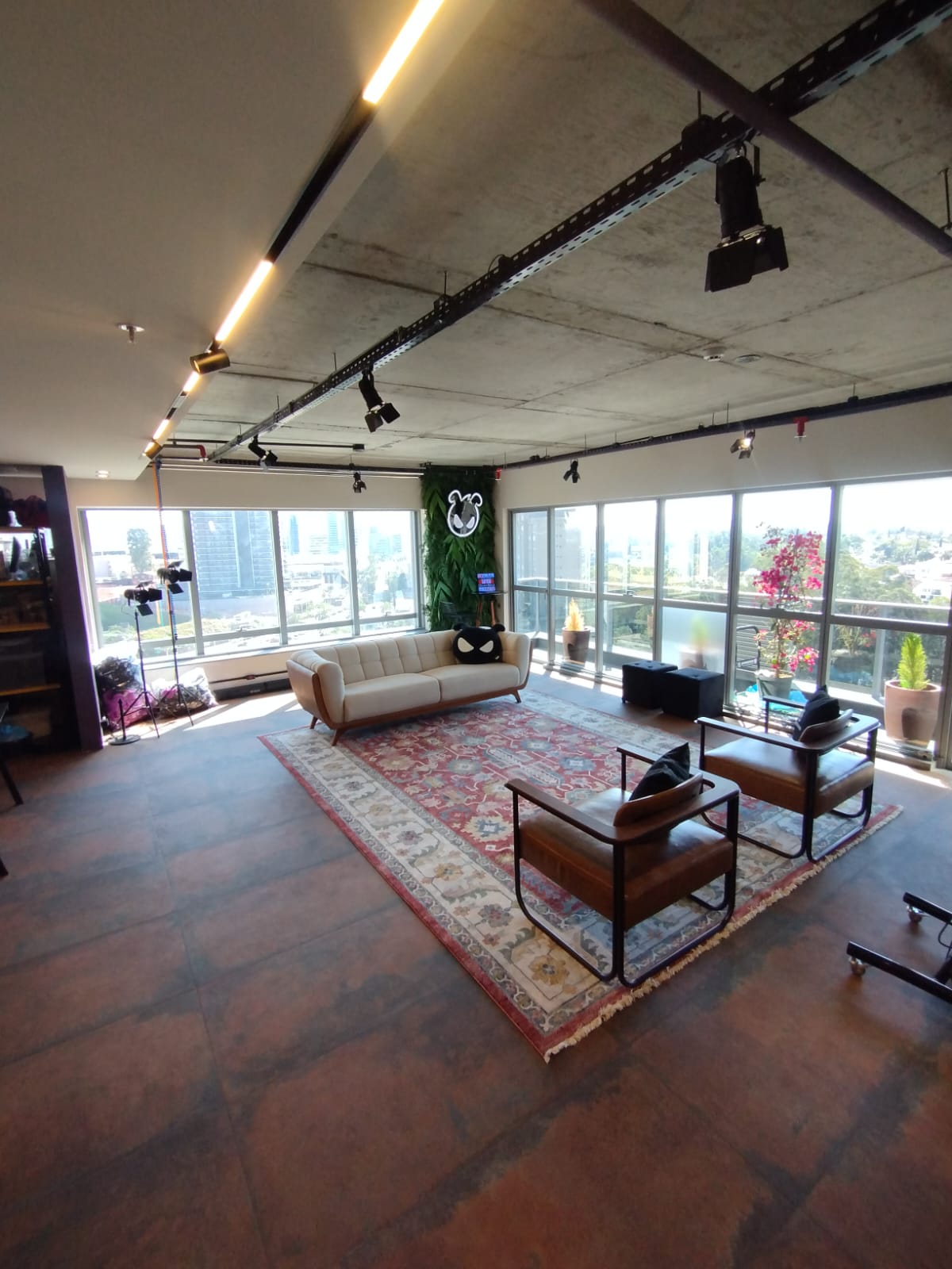 Limpeza de Airbnb: sala de estar ampla com vista panorâmica