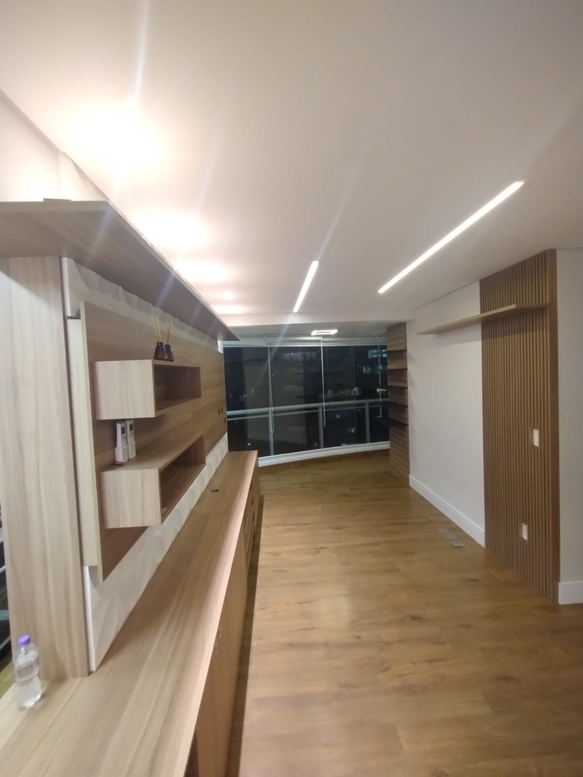 Limpeza pós-obra: corredor com móveis planejados e iluminação embutida