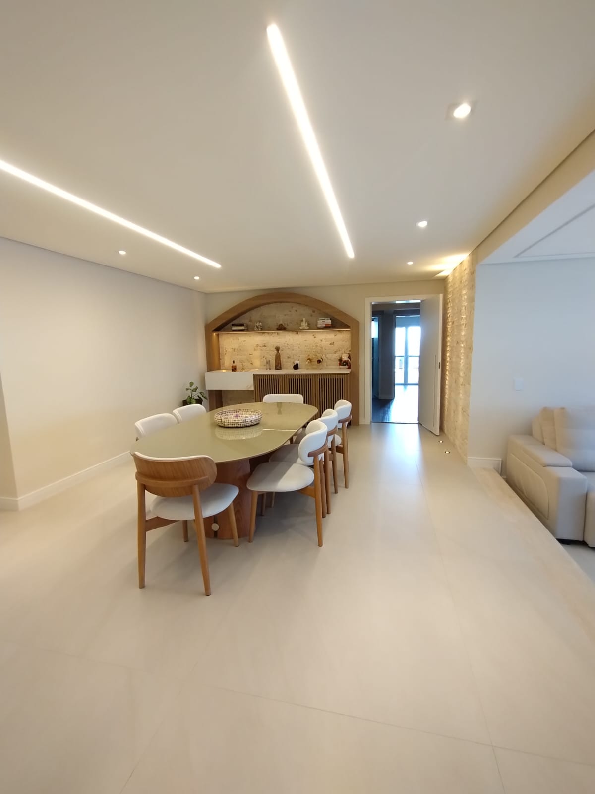 Limpeza de Airbnb: sala de jantar e estar integradas e limpas