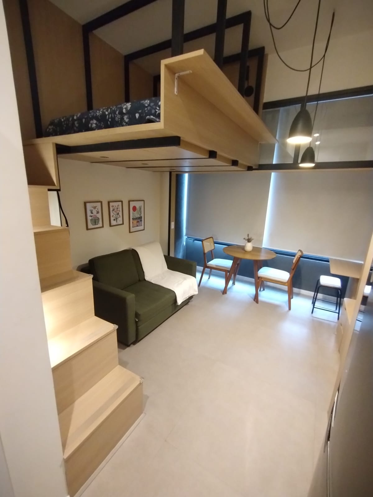 Limpeza de Airbnb: apartamento moderno com mezanino e mesa de jantar
