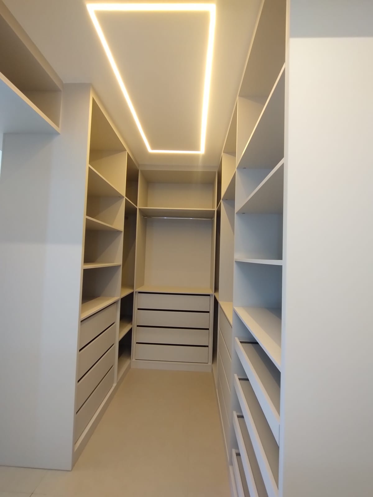 Limpeza pós-obra: closet planejado com nichos e iluminação LED