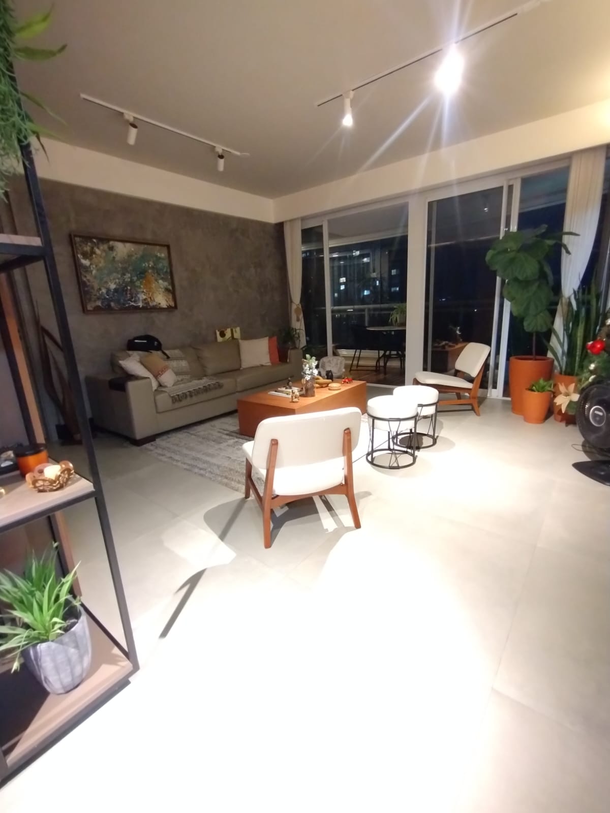 Limpeza de Airbnb: sala de estar decorada e organizada